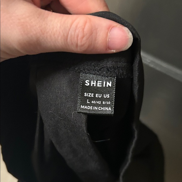 Elegant Black Pleated Skirt - Picture 3 of 3